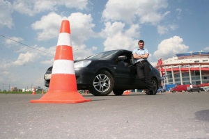 Наша московская автошкола сотрудничает только с хорошими инструкторами по вождению, которые реализуют индивидуальный подход к каждому ученику, обладают высшим педагогическим образованием и способны в кратчайшие сроки подготовить человека не только к сдаче экзамена в ГИБДД, но и к дорогам города Москва.